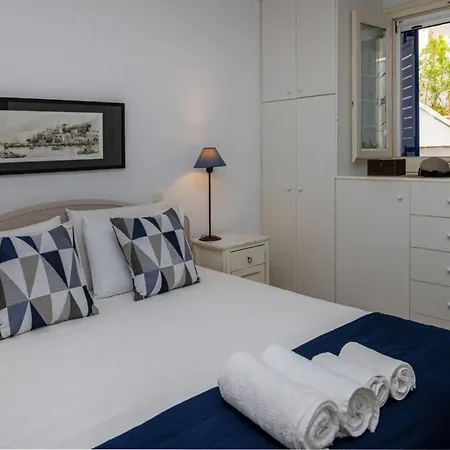 Akrotiri Town Holiday home *